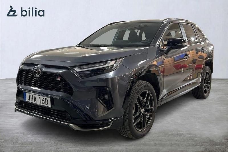 Grå Begagnad 2025 Toyota RAV4 Sport | 599 900 kr (Marknadspris) - Bild 1/3