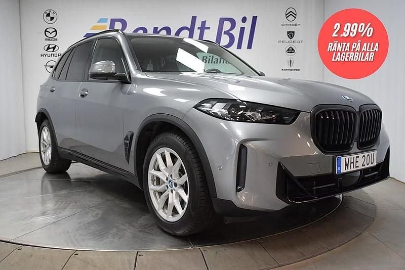 Grå Begagnad 2024 BMW X5 SUV | 849 500 kr - Bild 1/4