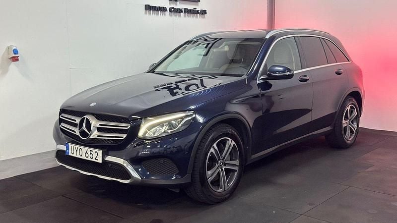 Mörkblå Begagnad 2017 Mercedes GLC220 SUV | 229 400 kr (Marknadspris) - Bild 1/4