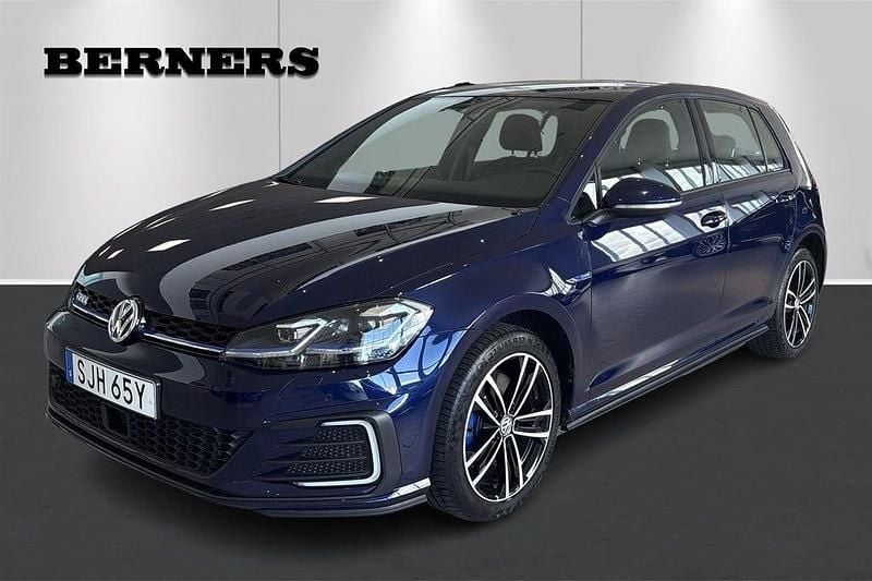 Mörkblå (blå) Begagnad 2020 VW Golf VIII GTE Halvkombi | 229 900 kr (Marknadspris) - Bild 1/4