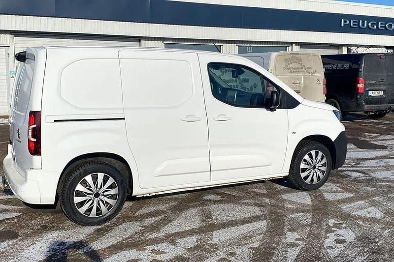 Begagnad Peugeot Partner 102 HK (75 kW) 2022 Vit banquise Minibuss