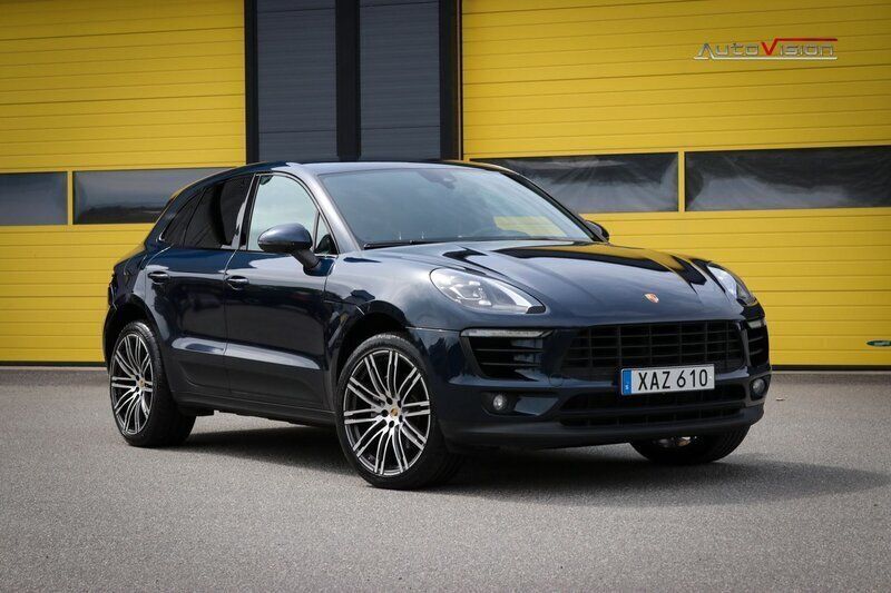 Mörkblå Begagnad 2018 Porsche Macan S Sport SUV | 349 900 kr (Marknadspris) - Bild 1/4
