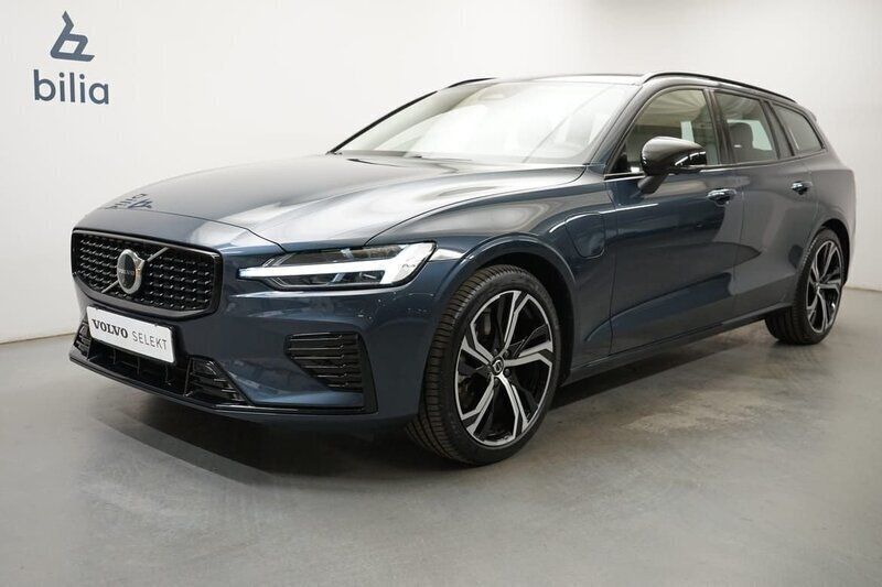 Mörkblå (blå) Begagnad 2024 Volvo V60 Plus Kombi | 539 900 kr (Dyr) - Bild 1/3