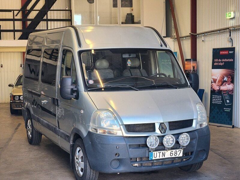 Silver Begagnad 2004 Renault Master Van | 45 900 kr (Bra pris) - Bild 1/4
