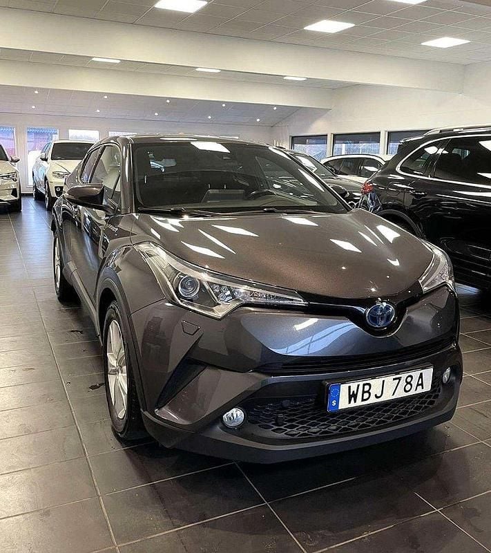 Mörkgrå Begagnad 2019 Toyota C-HR Edition SUV | 214 900 kr (Marknadspris) - Bild 1/4