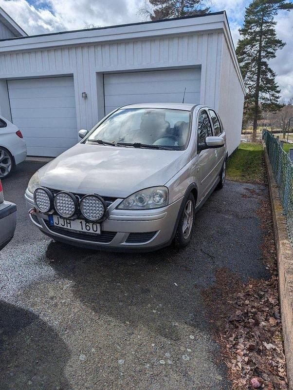 Grå Begagnad 2006 Opel Corsa Halvkombi | 7 000 kr (Superpris) - Bild 1/4