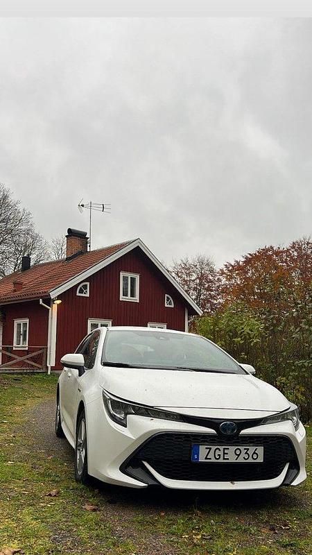 Vit Begagnad 2020 Toyota Corolla Hybrid Active Halvkombi | 205 000 kr (Marknadspris) - Bild 1/4