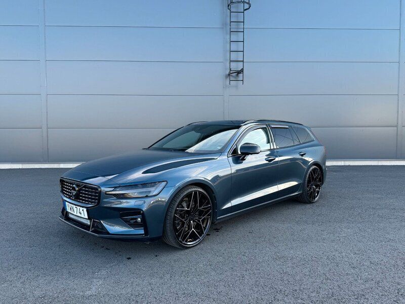 Mörkblå Begagnad 2018 Volvo V60 R-Design Kombi | 299 000 kr (Lite dyr) - Bild 1/4