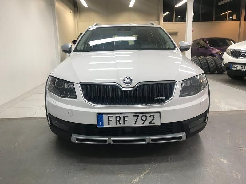 Begagnad Skoda Octavia Scout 184 HK (135 kW) 2015 Vit Kombi