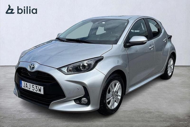 Silver Begagnad 2023 Toyota Yaris Hybrid Active Halvkombi | 234 900 kr (Marknadspris) - Bild 1/4