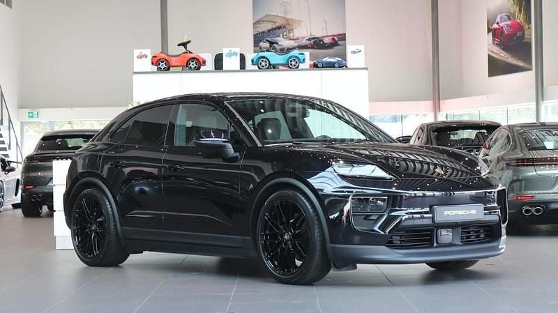 Svart Begagnad 2024 Porsche Macan 4 Electric SUV | 939 000 kr (Superpris) - Bild 1/4