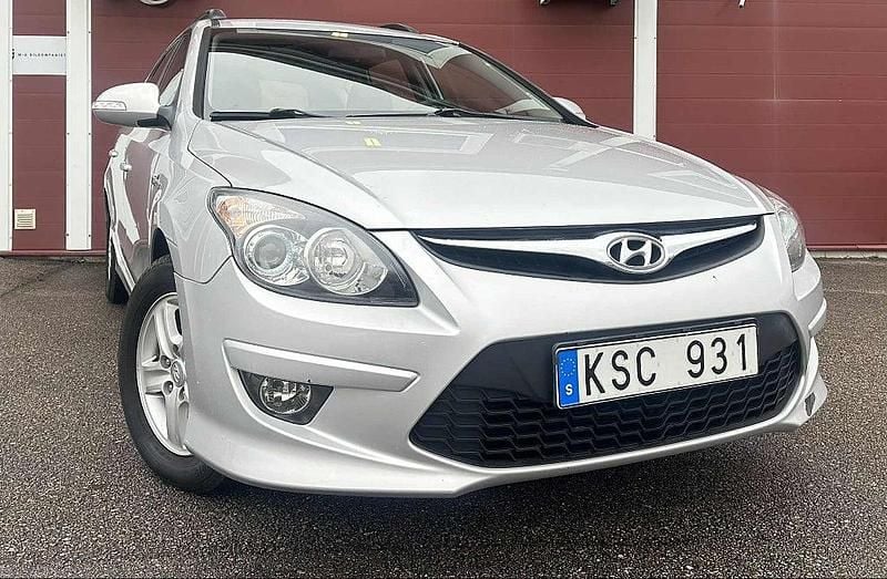 Silver Begagnad 2012 Hyundai i30 Kombi | 38 900 kr (Bra pris) - Bild 1/4
