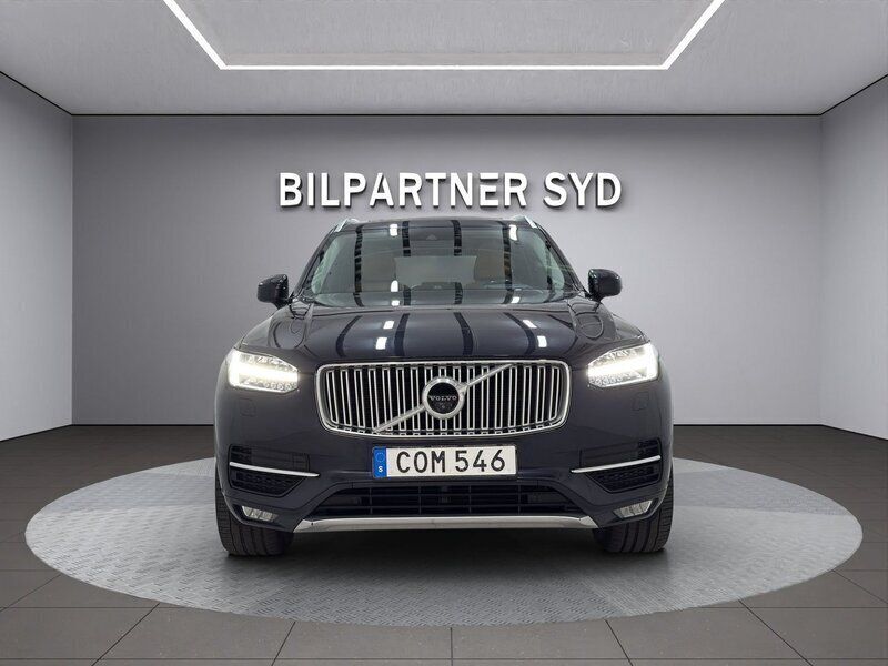Mörkblå Begagnad 2016 Volvo XC90 Inscription SUV | 299 900 kr (Marknadspris) - Bild 1/4