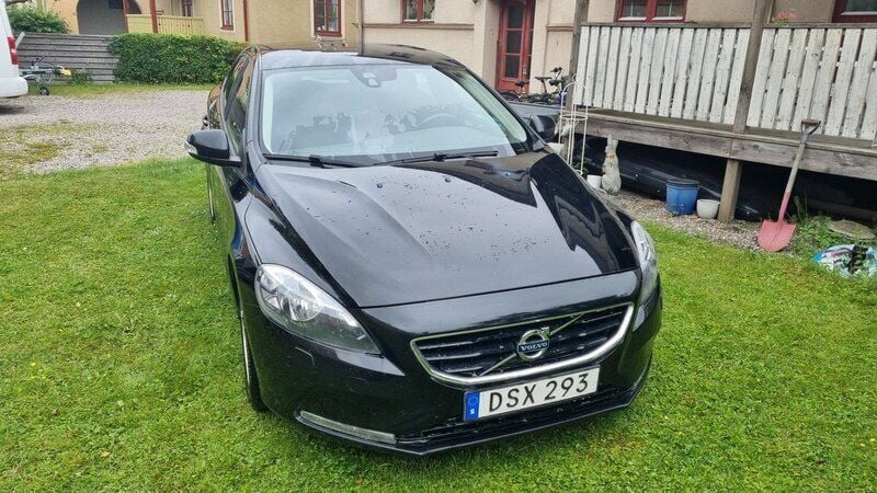 Svart Begagnad 2015 Volvo V40 Kombi | 79 000 kr (Superpris) - Bild 1/3