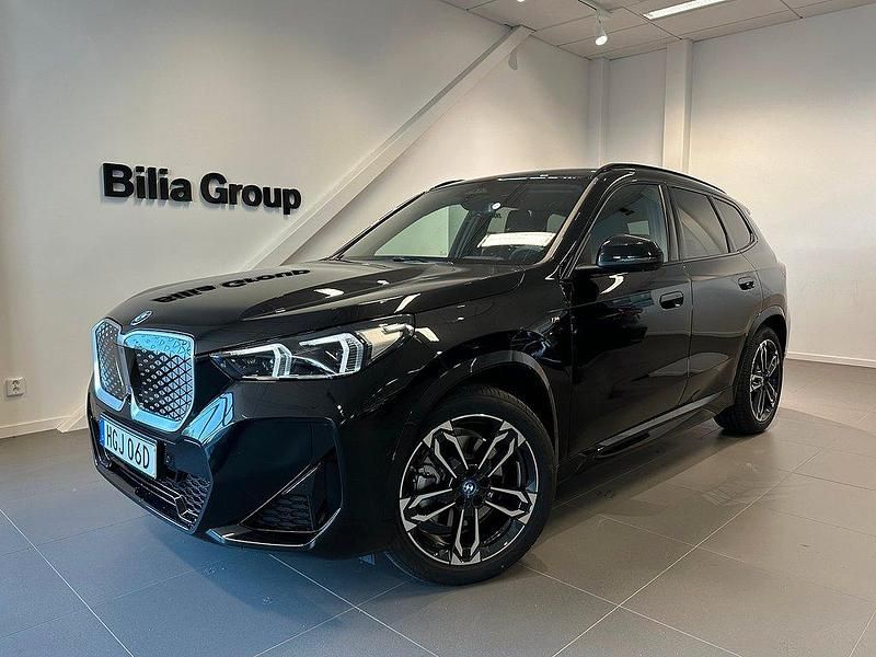 Svart Begagnad 2025 BMW iX1 M Sport SUV | 619 900 kr - Bild 1/4
