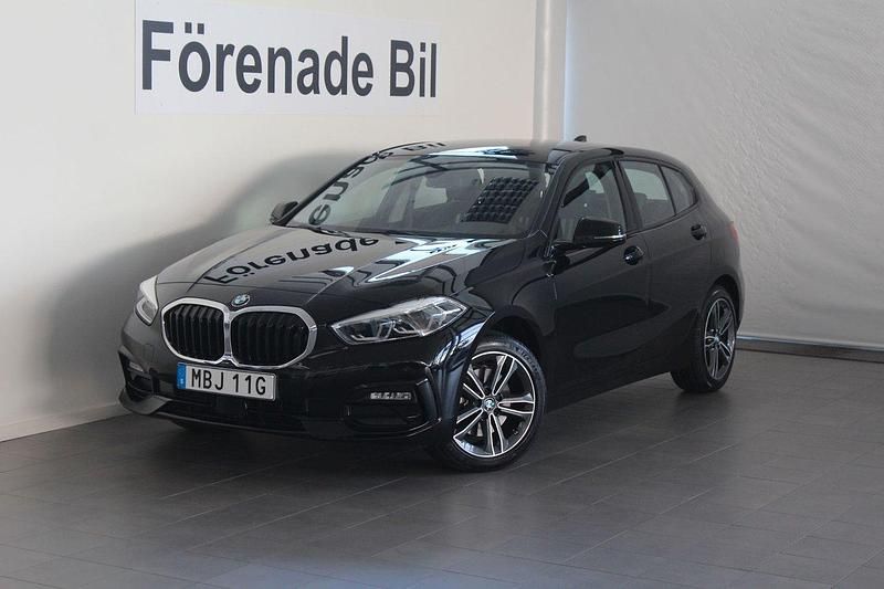 Svart Begagnad 2022 BMW 118 Sport Line Halvkombi | 239 000 kr (Marknadspris) - Bild 1/4