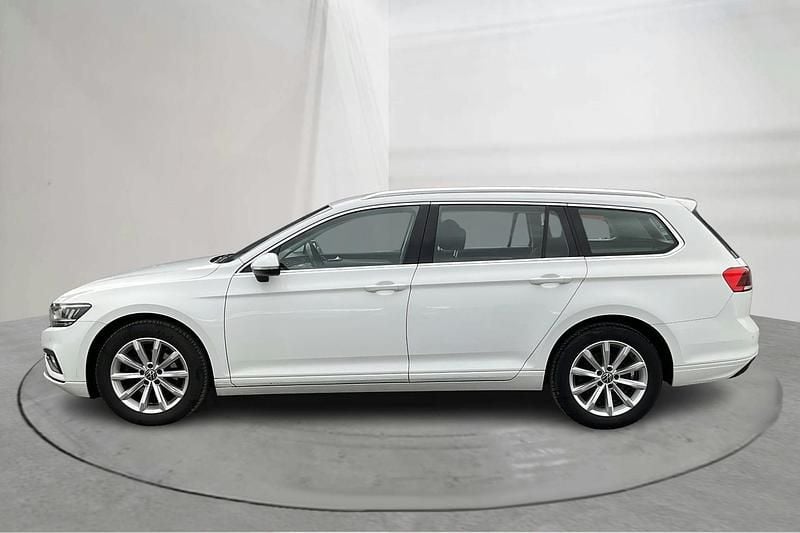 Vit Begagnad 2021 VW Passat | 220 000 kr (Superpris) - Bild 1/4