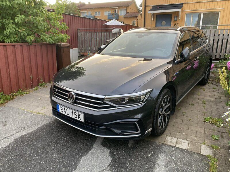 Grå Begagnad 2020 VW Passat Executive Kombi | 235 000 kr (Marknadspris) - Bild 1/4