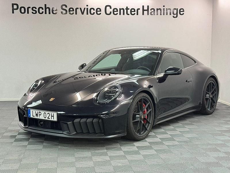 Svart (jet black metallic) Begagnad 2024 Porsche 911 Carrera 4 GTS Sportkupé | 2 145 000 kr - Bild 1/4