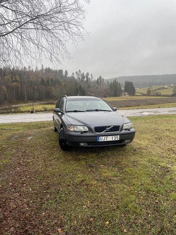 Grå Begagnad 2004 Volvo V70 Kombi | 17 000 kr (Bra pris) - Bild 1/2