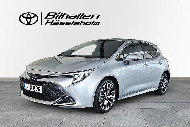Silver Begagnad 2024 Toyota Corolla Hybrid Style Halvkombi | 299 900 kr (Marknadspris) - Bild 1/4