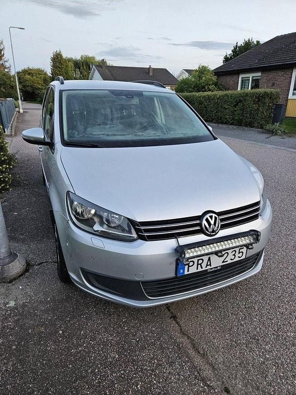 Silver Begagnad 2014 VW Touran Minibuss | 90 000 kr (Marknadspris) - Bild 1/4