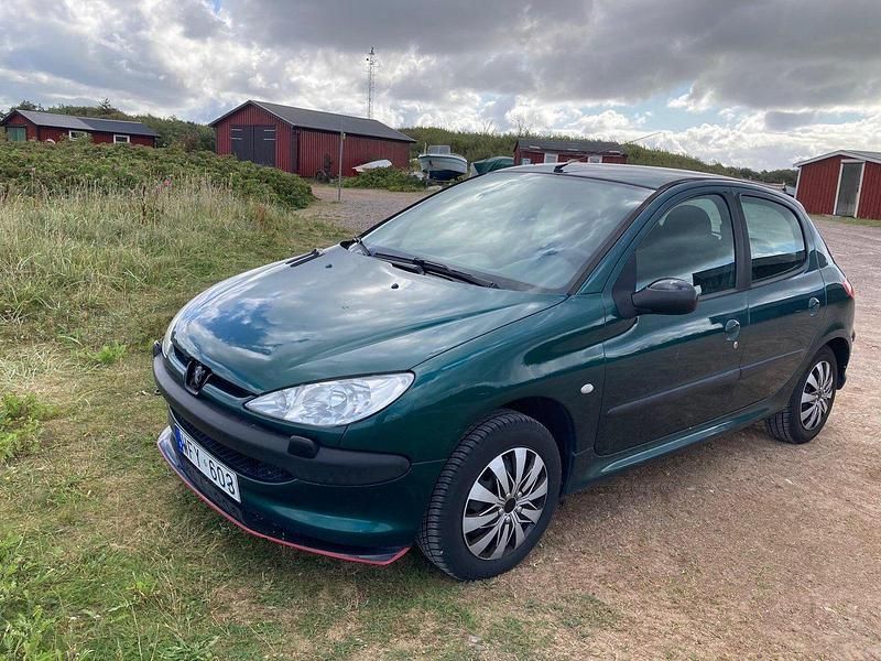 Grön Begagnad 2005 Peugeot 206 Halvkombi | 16 500 kr (Marknadspris) - Bild 1/4