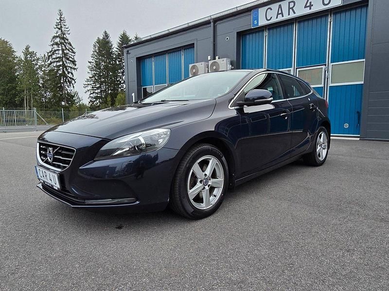 Mörkblå (blå) Begagnad 2016 Volvo V40 Momentum Kombi | 104 900 kr (Marknadspris) - Bild 1/4
