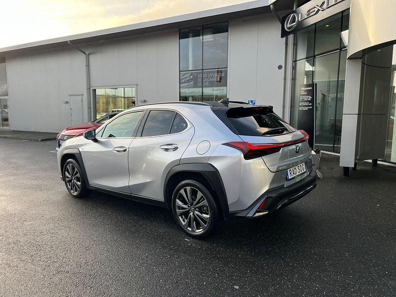 Begagnad Lexus UX 250h Sport Design Packet 184 HK (135 kW) 2022 Grå (silver metallic) SUV