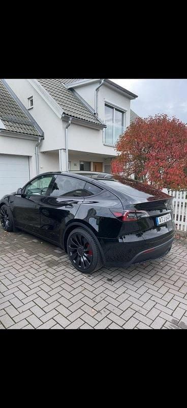 Svart Begagnad 2023 Tesla Model Y Performance SUV | 445 000 kr (Marknadspris) - Bild 1/4
