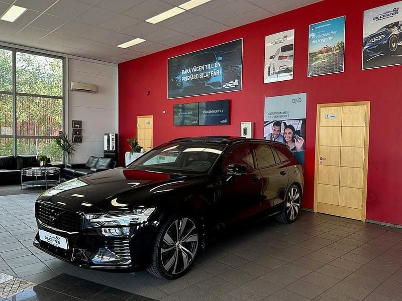 Svart Begagnad 2021 Volvo V60 R-Design Kombi | 354 500 kr (Marknadspris) - Bild 1/4