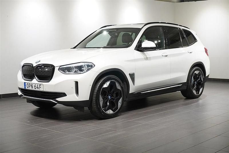 Vit Begagnad 2021 BMW iX3 Shadowline SUV | 369 500 kr (Bra pris) - Bild 1/4
