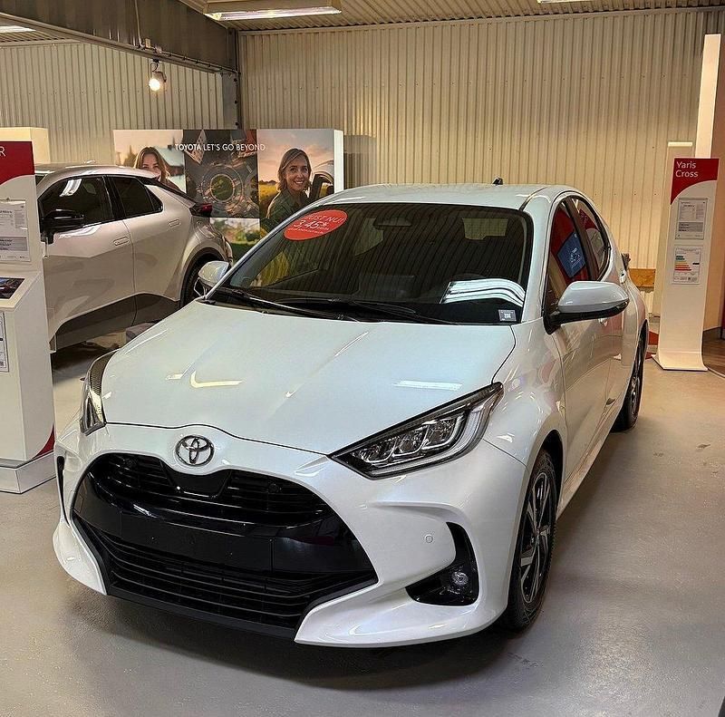 Vit Ny 2025 Toyota Yaris Hybrid Halvkombi | 298 800 kr (Marknadspris) - Bild 1/4