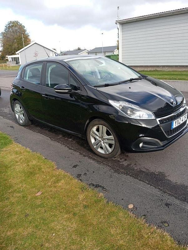 Svart Begagnad 2018 Peugeot 208 Halvkombi | 79 900 kr (Bra pris) - Bild 1/4