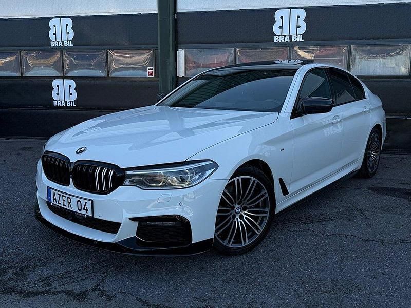 Vit Begagnad 2018 BMW 530 M Sport Sedan | 349 900 kr (Lite dyr) - Bild 1/4