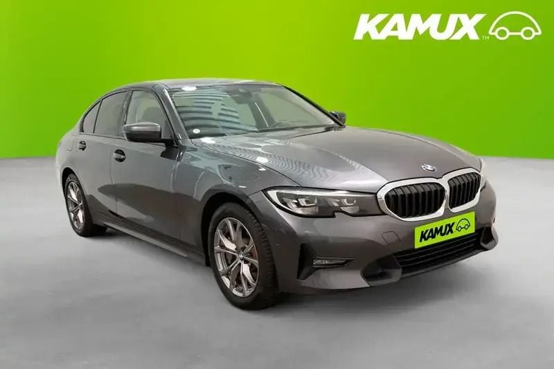 Silver/grå Begagnad 2021 BMW 330e Sport Line Sedan | 249 800 kr (Bra pris) - Bild 1/4