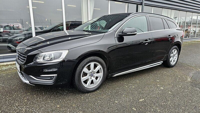 Svart Begagnad 2015 Volvo V60 Momentum Kombi | 179 800 kr (Dyr) - Bild 1/4