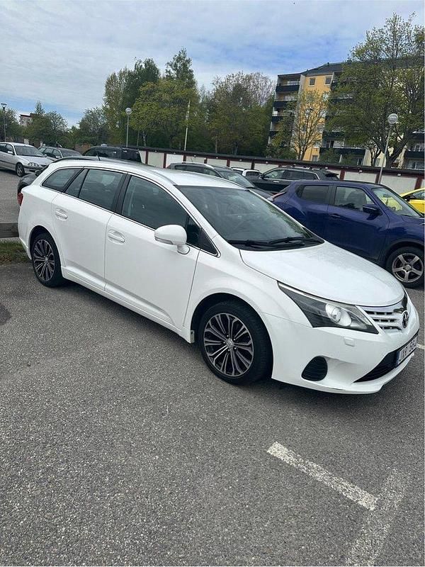 Vit Begagnad 2012 Toyota Avensis Business Edition Kombi | 115 000 kr (Marknadspris) - Bild 1/4