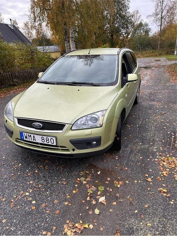 Grön Begagnad 2005 Ford Focus Kombi | 6 000 kr (Superpris) - Bild 1/4