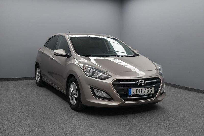 Ljusbrun Begagnad 2015 Hyundai i30 Comfort Halvkombi | 69 900 kr (Dyr) - Bild 1/4