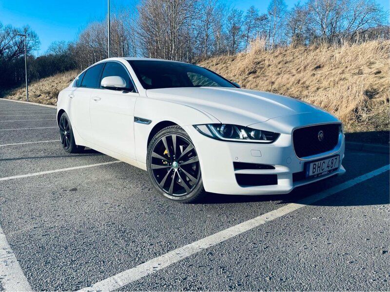 Vit Begagnad 2016 Jaguar XE Sedan | 145 000 kr - Bild 1/4