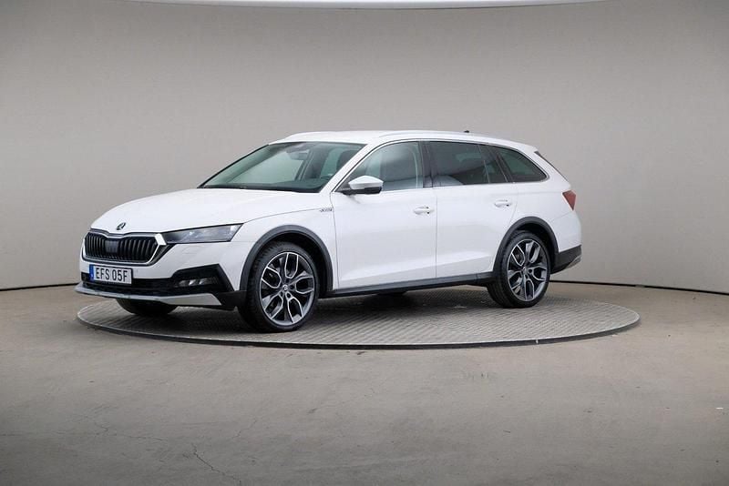 Vit Begagnad 2020 Skoda Octavia Scout Kombi | 295 000 kr (Marknadspris) - Bild 1/4