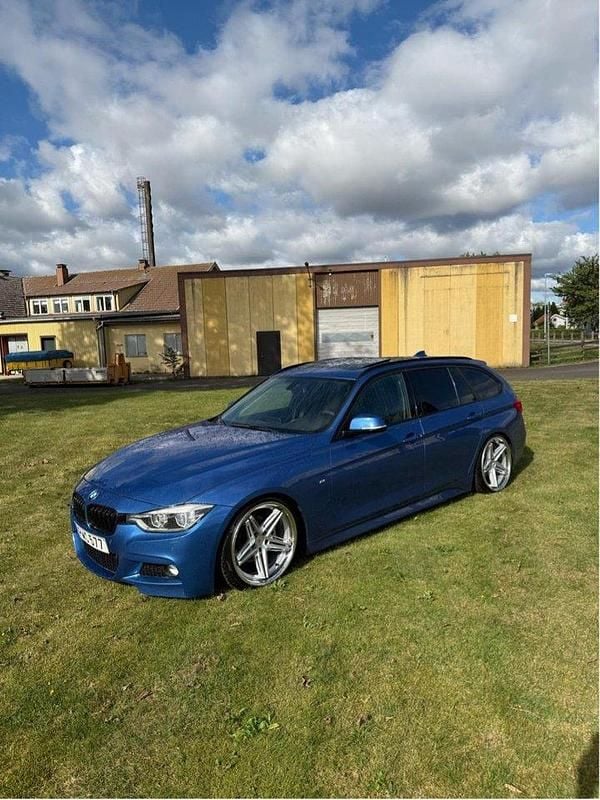 Blå Begagnad 2016 BMW 320 M Sport Kombi | 185 000 kr (Dyr) - Bild 1/4