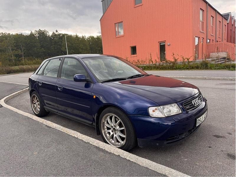 Blå Begagnad 2000 Audi A3 Attraction Halvkombi | 19 900 kr (Dyr) - Bild 1/4