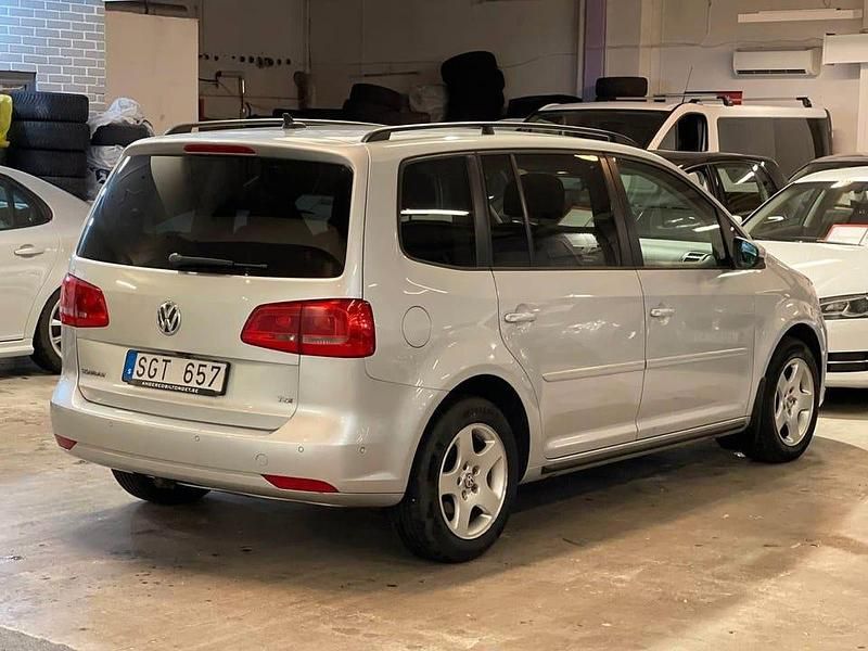 Begagnad VW Touran 140 HK (102 kW) 2012 Silver Minibuss