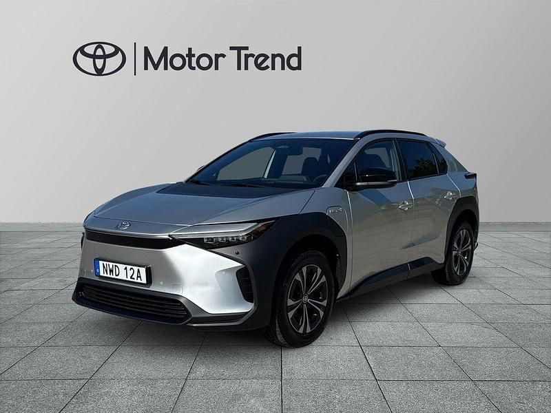 Silver Begagnad 2023 Toyota bZ4X Style SUV | 354 900 kr - Bild 1/3