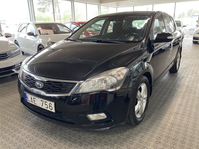 Svart Begagnad 2010 Kia Ceed Halvkombi | 39 900 kr (Marknadspris) - Bild 1/4