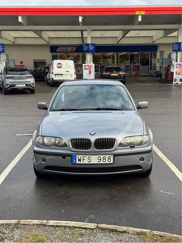 Grå Begagnad 2004 BMW 320 Sedan | 40 000 kr (Bra pris) - Bild 1/4