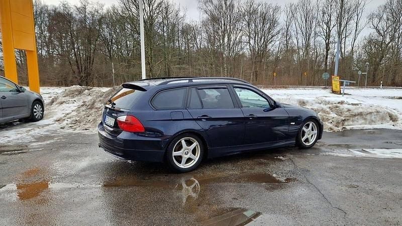 Begagnad BMW 325 Advantage 218 HK (160 kW) 2006 Blå Kombi