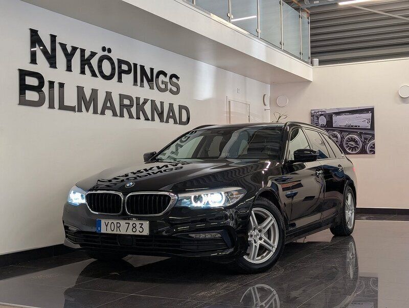 Svart Begagnad 2017 BMW 520 Sport Line Kombi | 214 900 kr (Dyr) - Bild 1/4